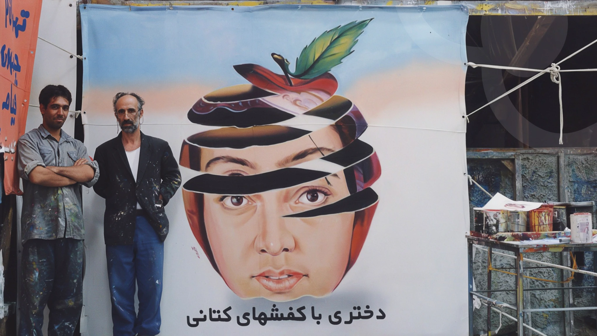 «دختری با کفش‌های کتانی»؛ فیلم محصول ۱۳۷۷. استادکار آقای قربانی در سمت راست تصویر